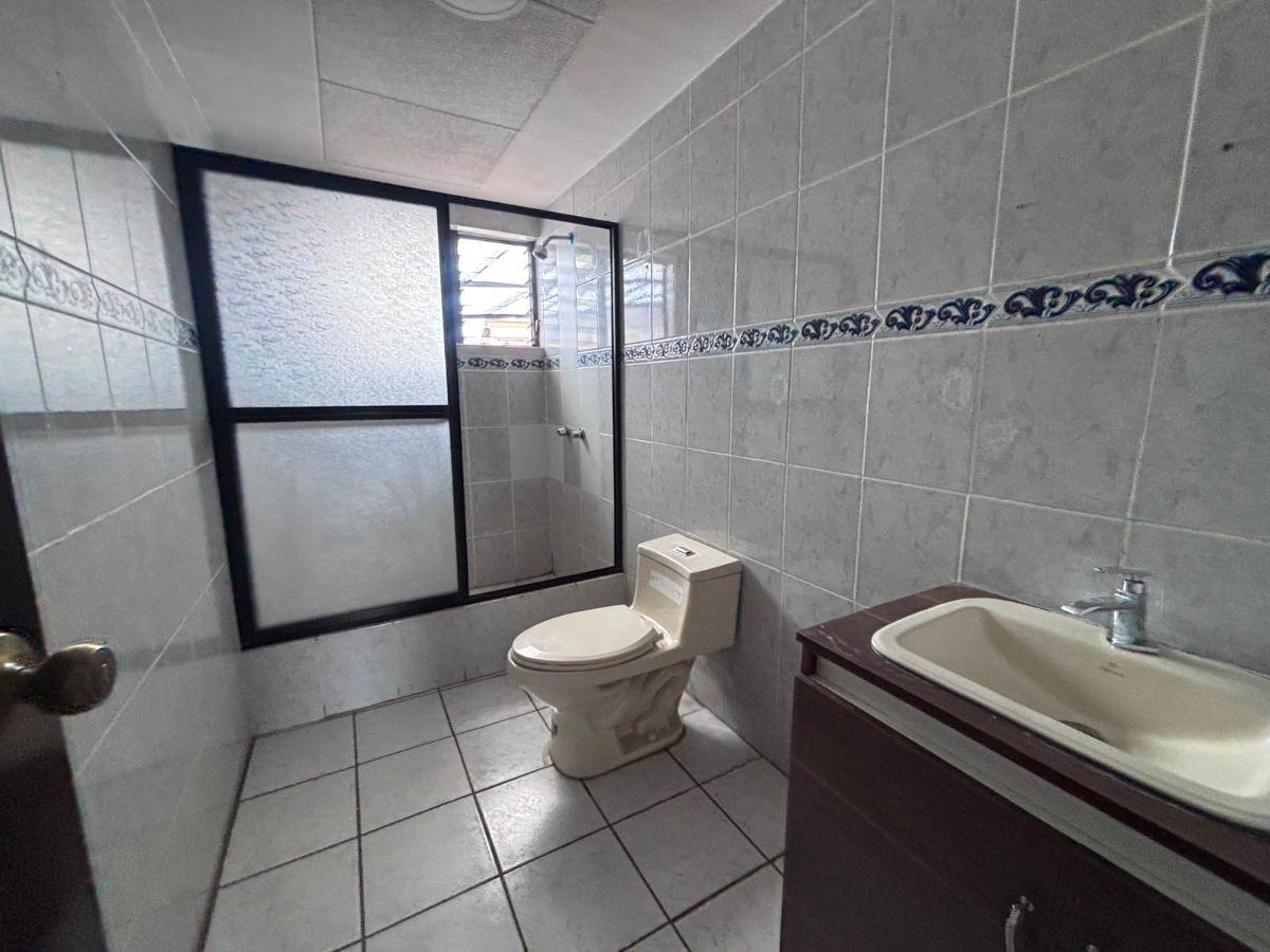 En Venta | Amplia Casa de 3 Pisos con Local Comercial y 6 Dorm., Azuay — imagen 4