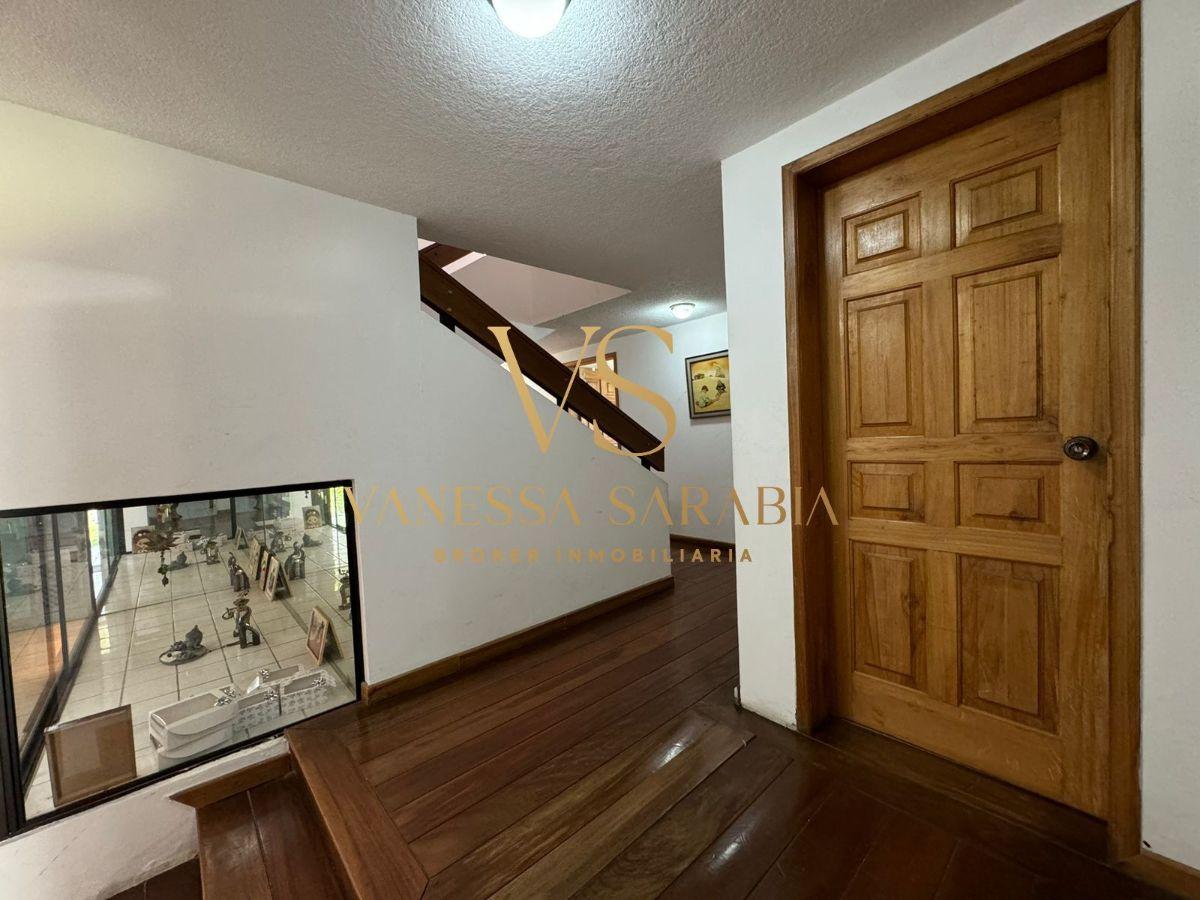 Casa con 5 Dorm. en Venta en Monteserrín Dentro de Urbanización — imagen 4