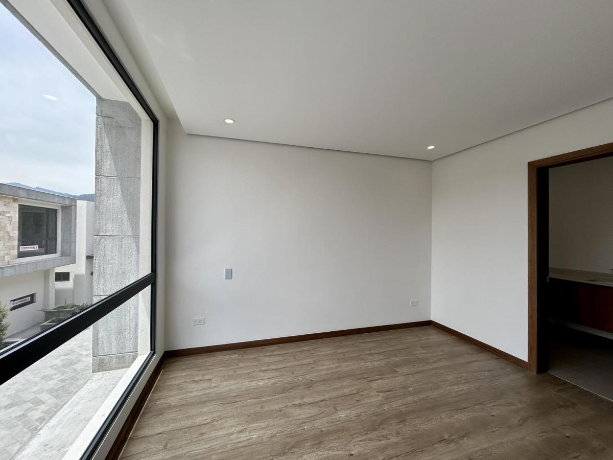 Casa en Venta La Primavera Cumbayá | Funcional, Jardín y Subsuelo | Opción Máster en Pb — imagen 7