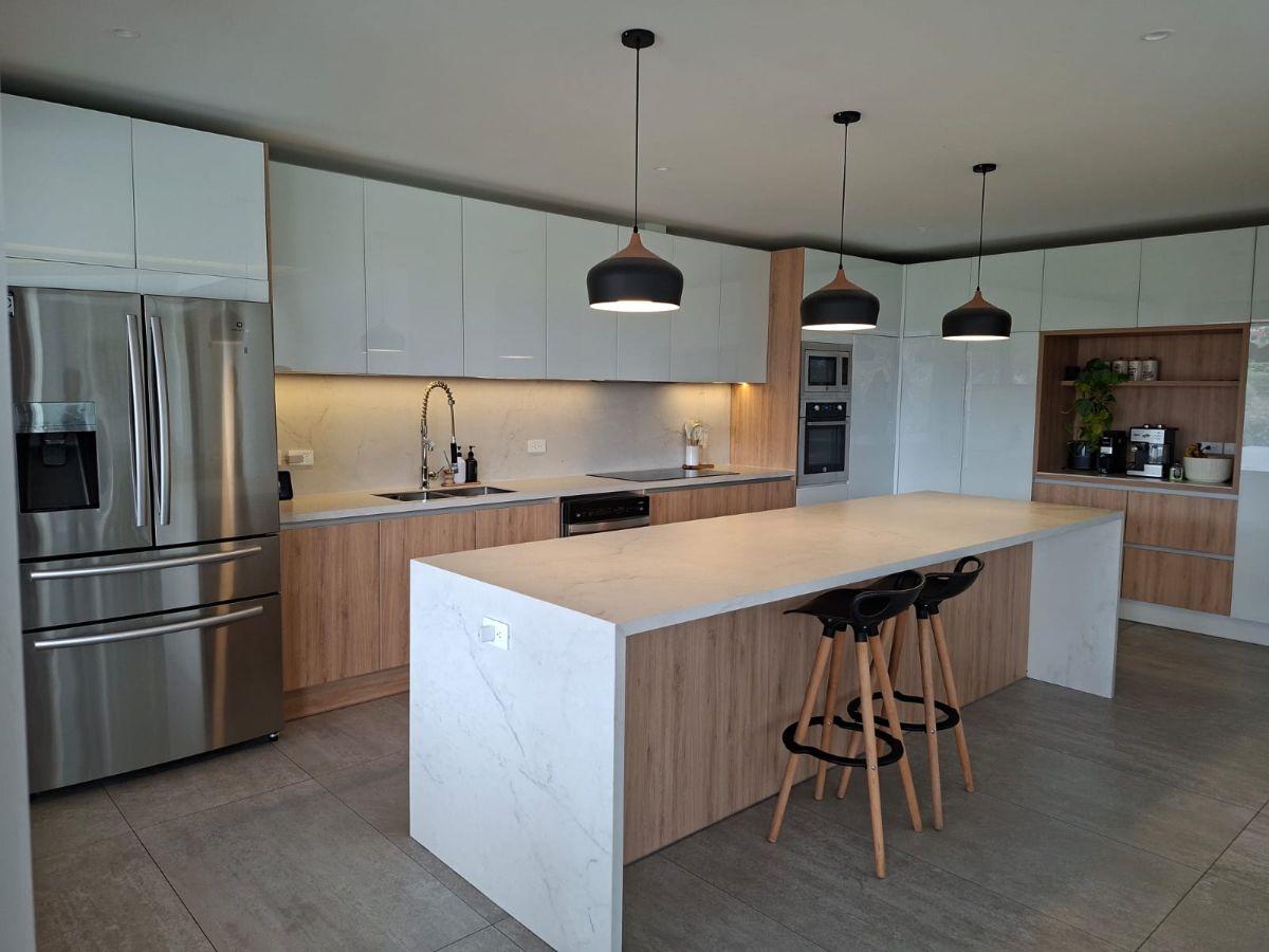 Amplia, Luminosa y Moderna Casa con 3 Dorm. en Venta en El Nuevo Cumbayá — imagen 4