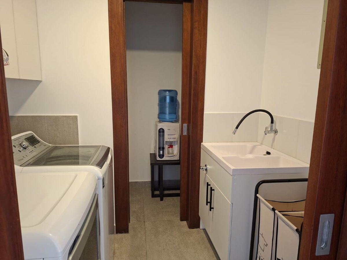 Amplia, Luminosa y Moderna Casa con 3 Dorm. en Venta en El Nuevo Cumbayá — imagen 3