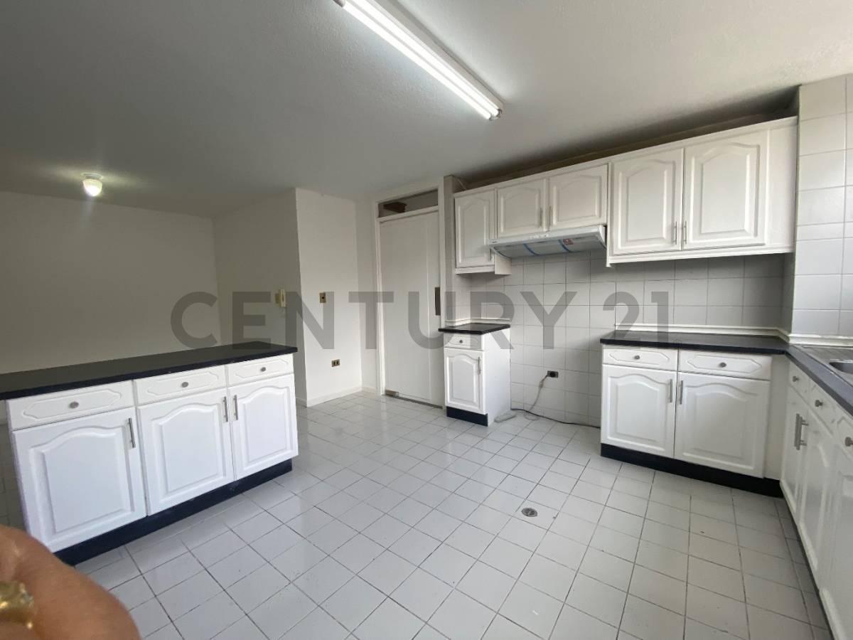 Venta Oportunidad Amplio Departamento con Terraza Propia Urb. El Condado — imagen 8