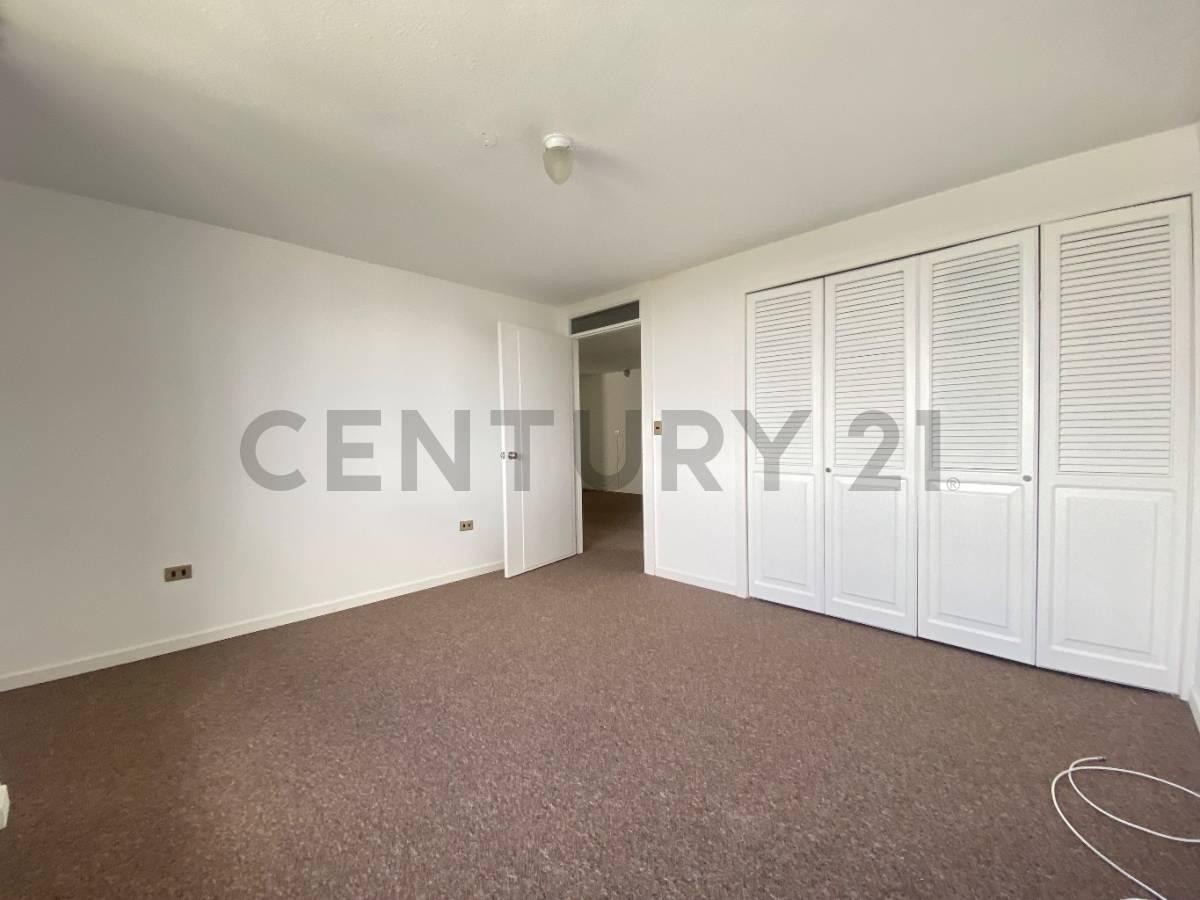 Venta Oportunidad Amplio Departamento con Terraza Propia Urb. El Condado — imagen 6