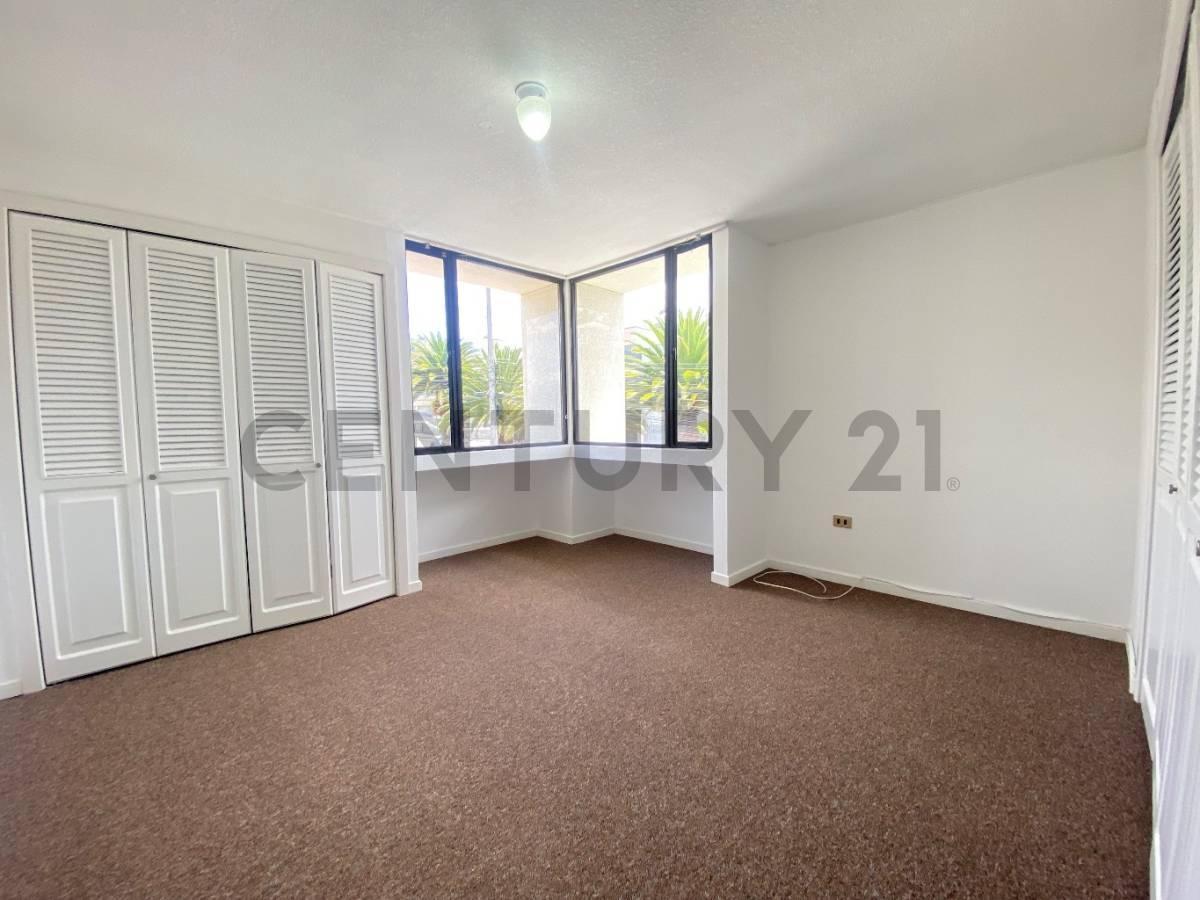 Venta Oportunidad Amplio Departamento con Terraza Propia Urb. El Condado — imagen 4