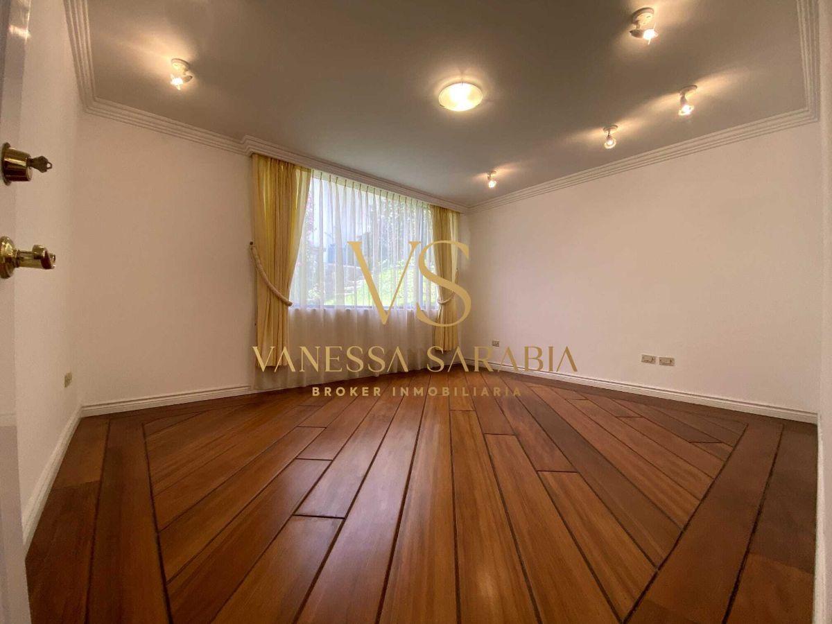 Casa con Piscina 4 Dorm. en Venta en Campo Alegre — imagen 9