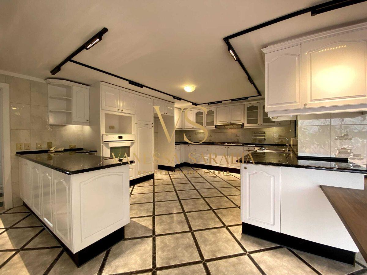 Casa con Piscina 4 Dorm. en Venta en Campo Alegre — imagen 7