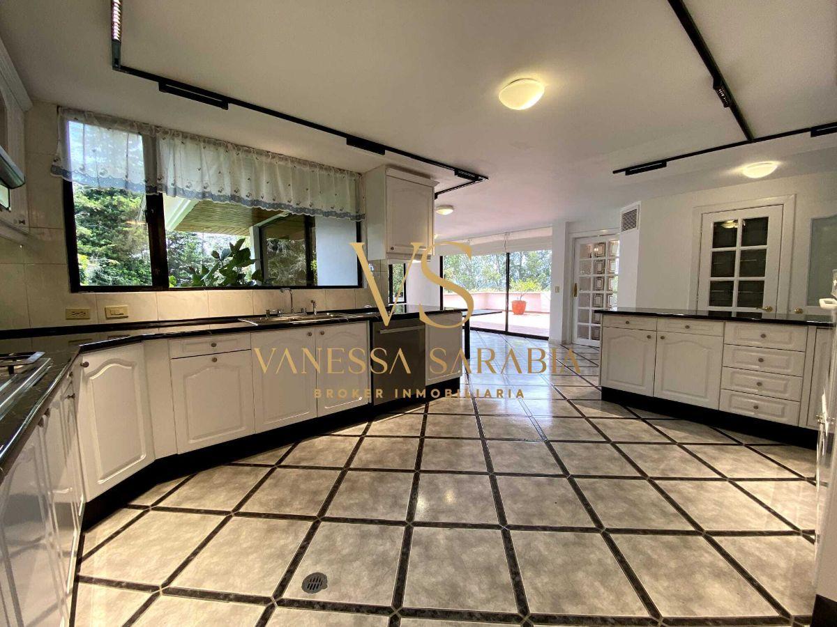 Casa con Piscina 4 Dorm. en Venta en Campo Alegre — imagen 6