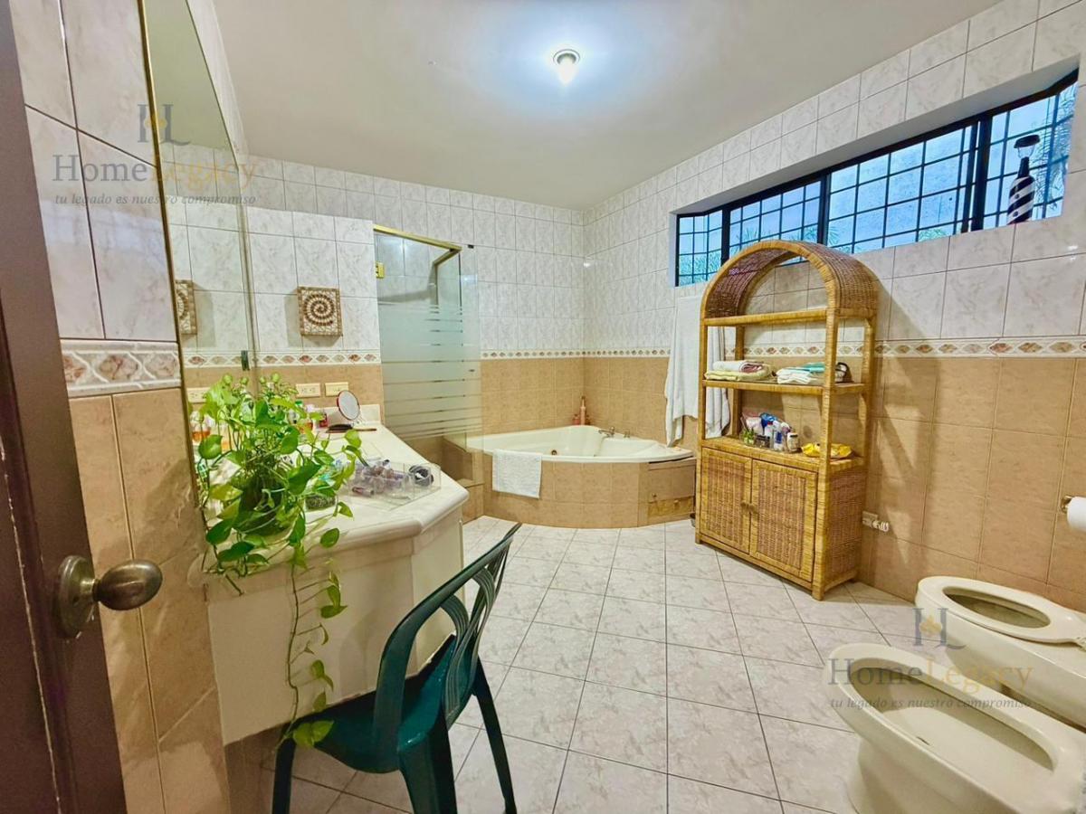 Venta de Casa Esquinera con Vista Al Parque, 4 Dorm. y Patio Am, Guayas — imagen 6
