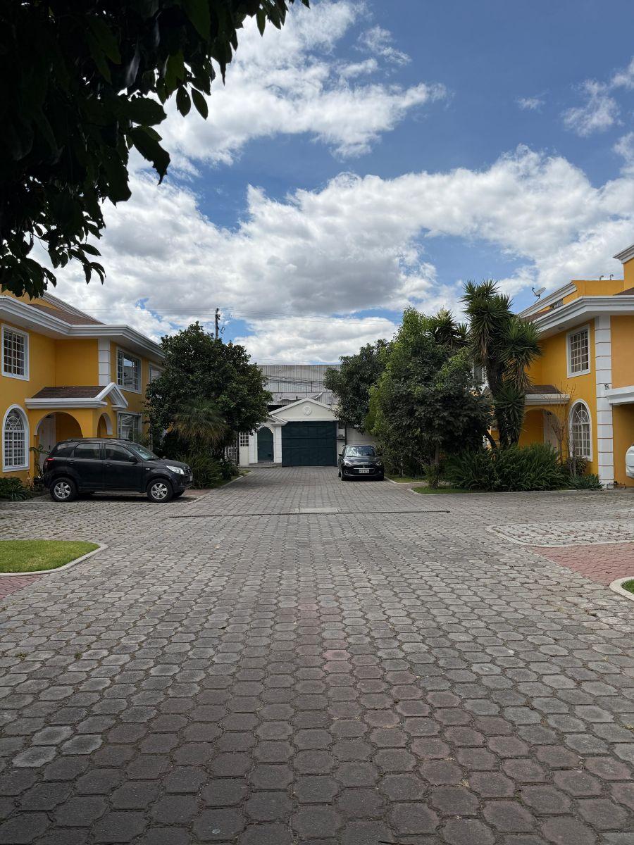 Rento o Vendo Linda Casa en Conjunto Lleno de Áreas Verde Sector Ventura Mall — imagen 8