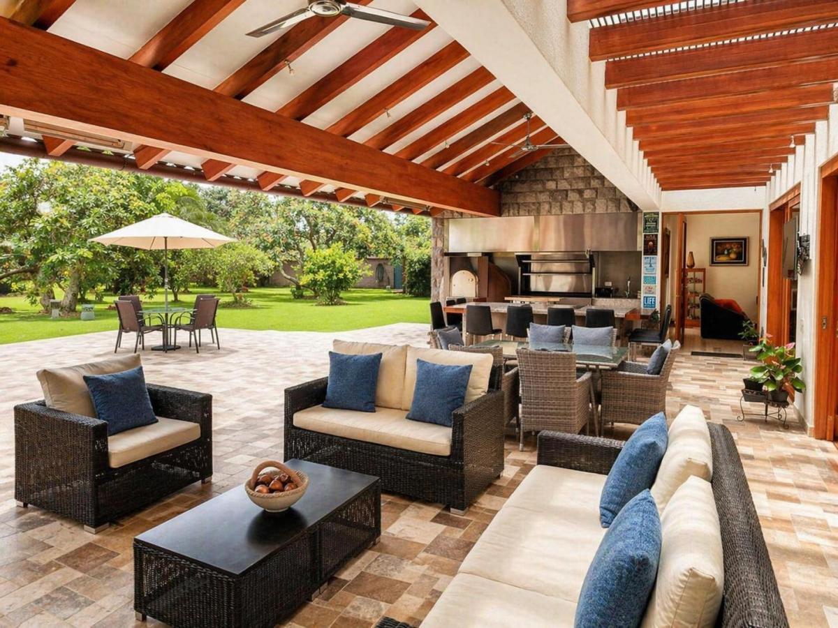 Casa de Lujo en Venta en Puembo con Piscina y 15000 m² Terreno — imagen 6