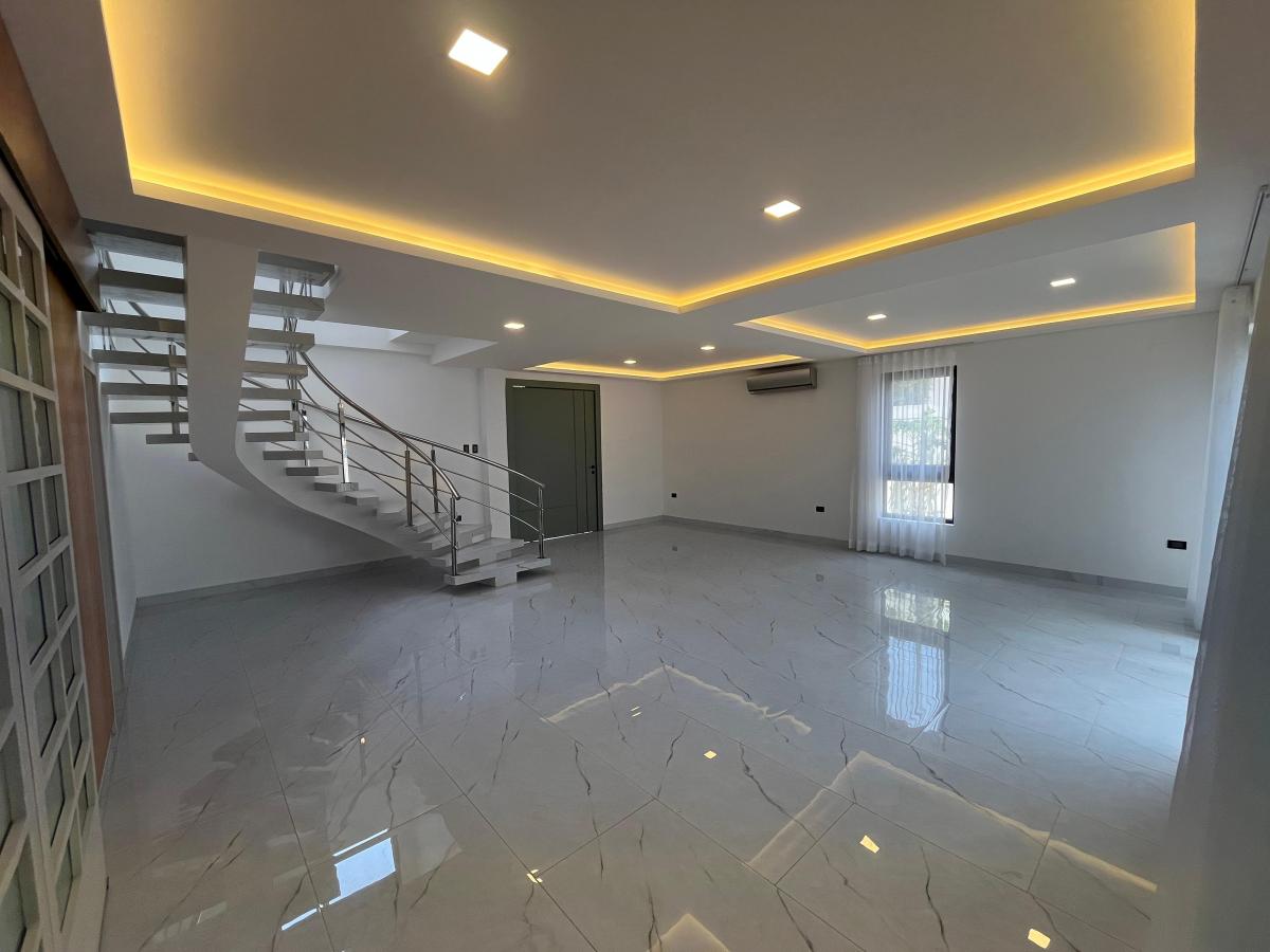 Propiedad en Portón del Río— Amplia Moderna y con Piscina, Guayas — imagen 9