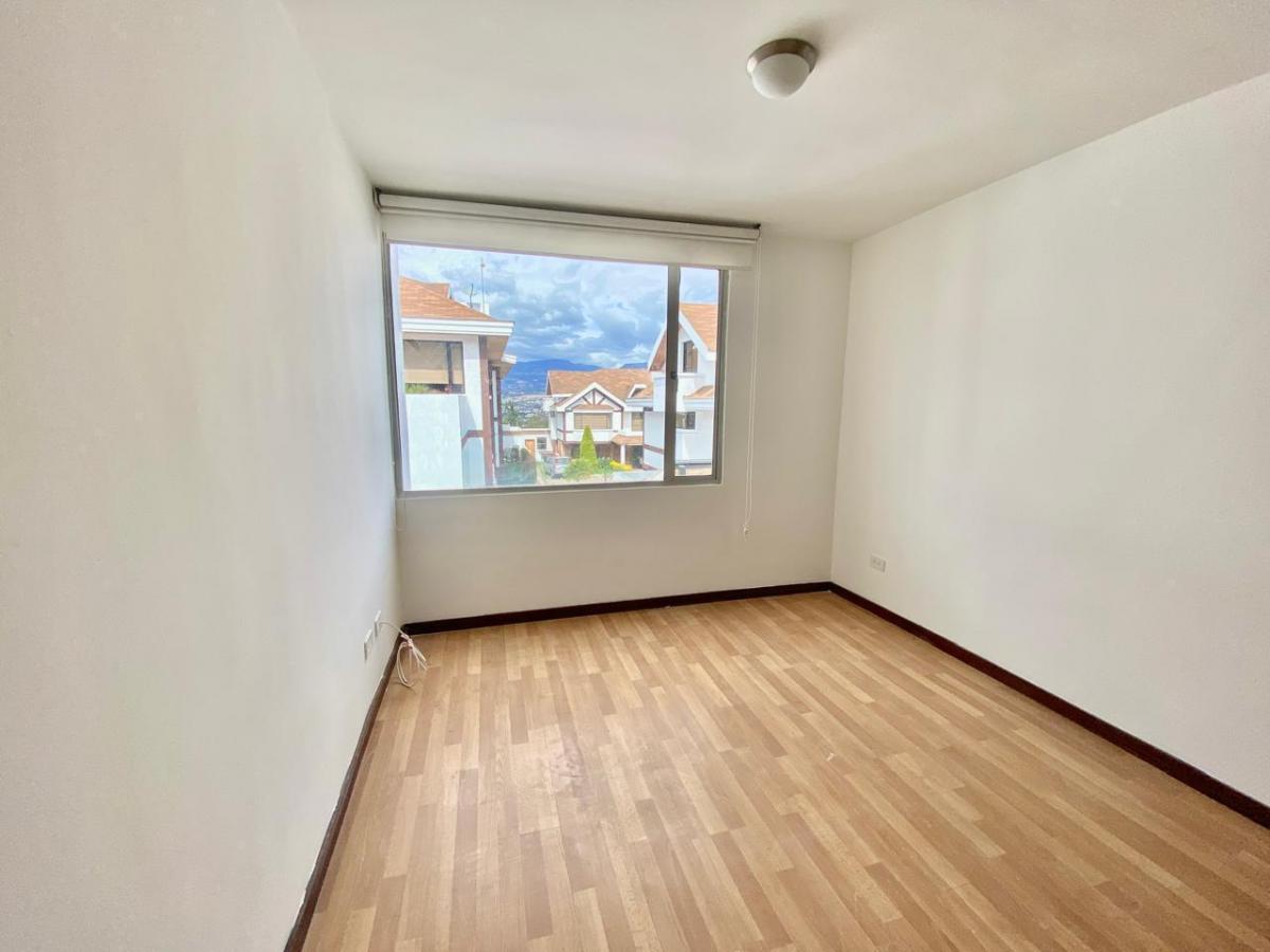 Casa de Venta en Cumbayá | Cerca de La Usfq | Urbanización con Seguridad 24/7 — imagen 5
