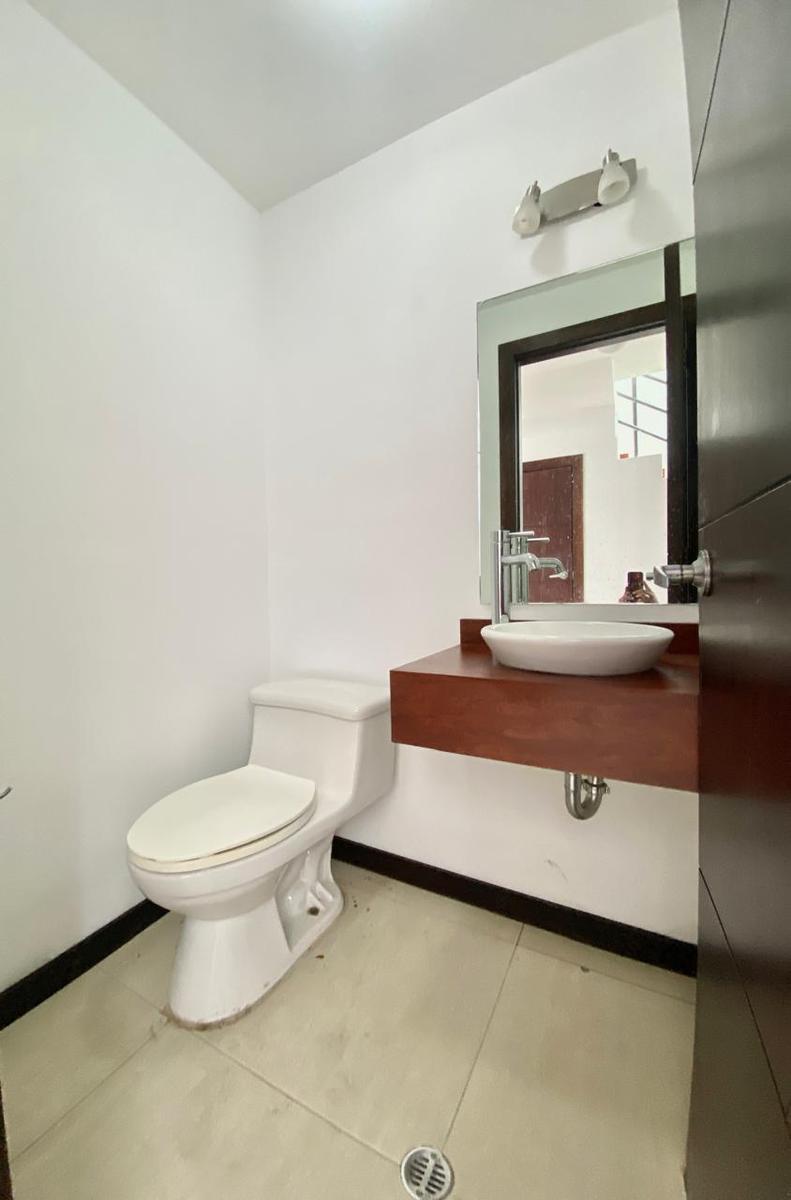 Casa de Venta en Cumbayá | Cerca de La Usfq | Urbanización con Seguridad 24/7 — imagen 4
