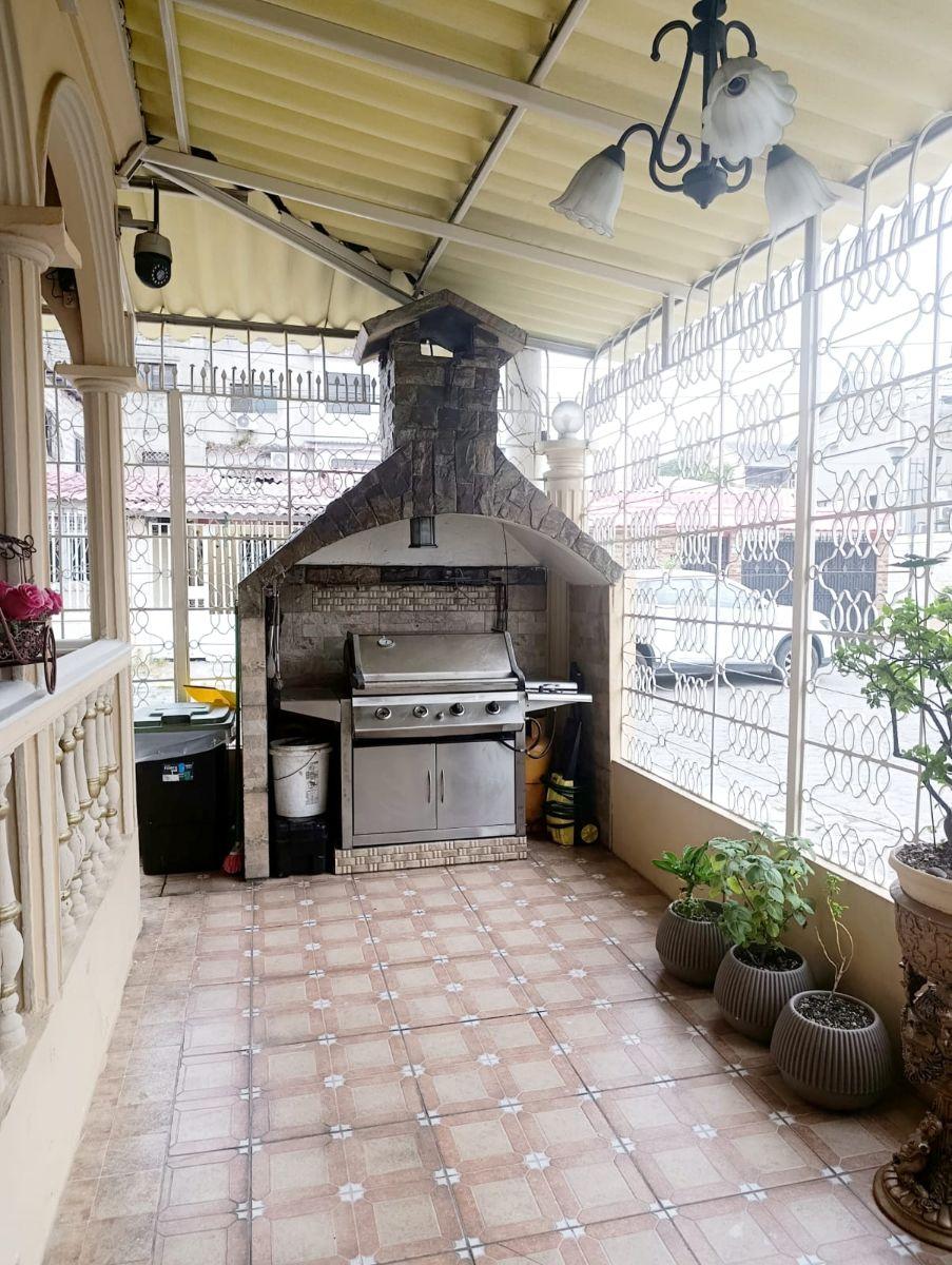 Vendo Casa Esquinera de Una Planta y Media en La Alborada XI Etapa, Guayas — imagen 9