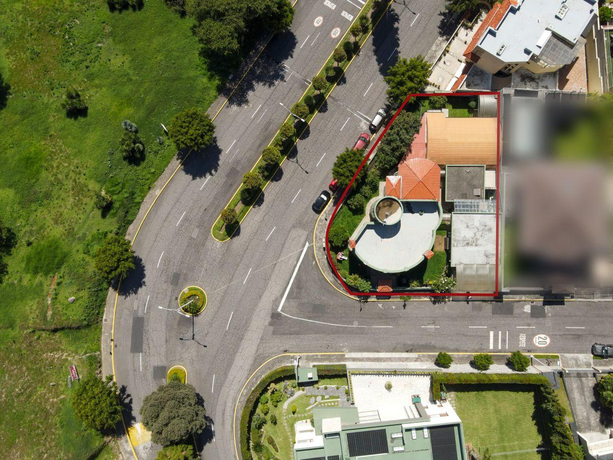 Casa de Venta en Urbanización Cumbres del Valle 718 m² Útiles con Piscina — imagen 10
