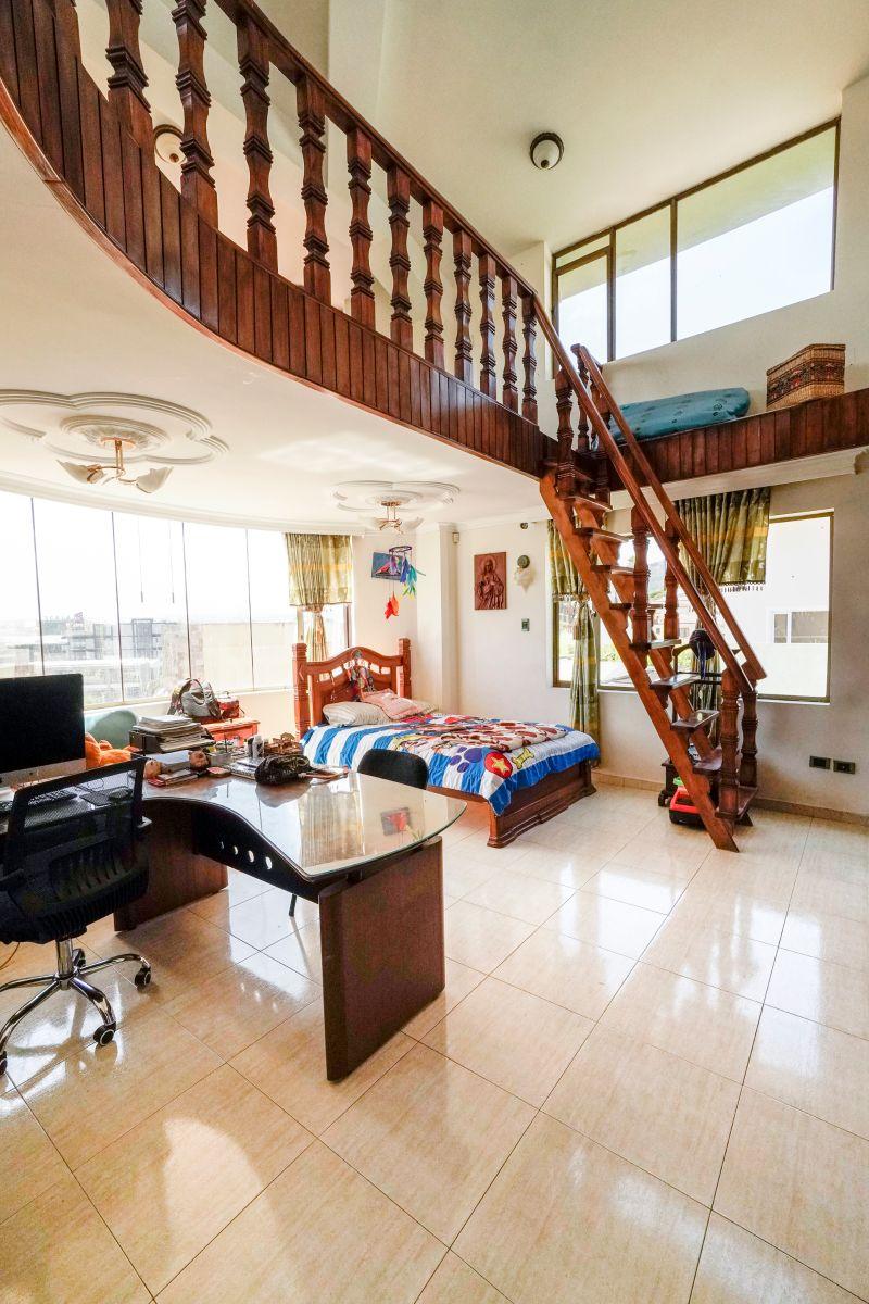 Casa de Venta en Urbanización Cumbres del Valle 718 m² Útiles con Piscina — imagen 8
