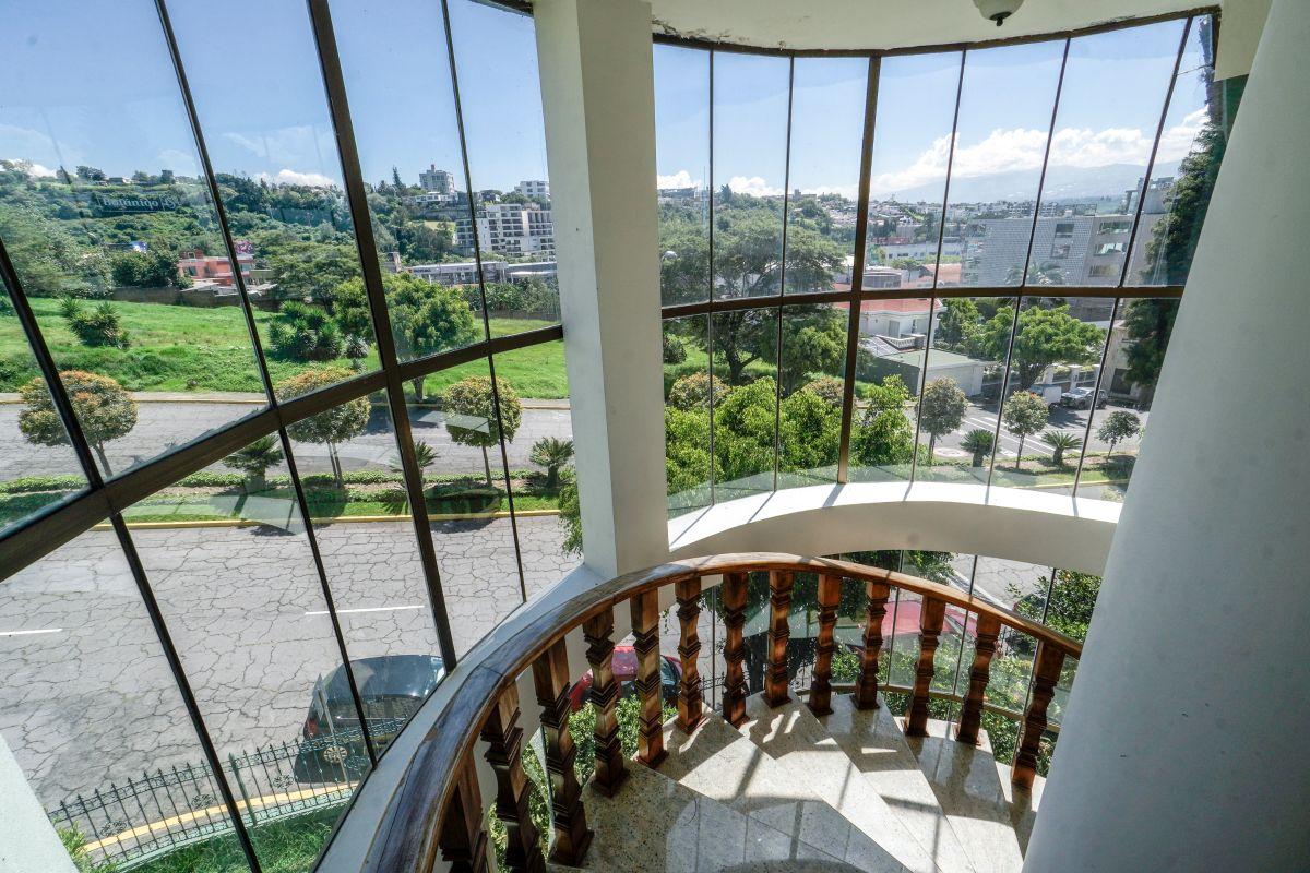 Casa de Venta en Urbanización Cumbres del Valle 718 m² Útiles con Piscina — imagen 6