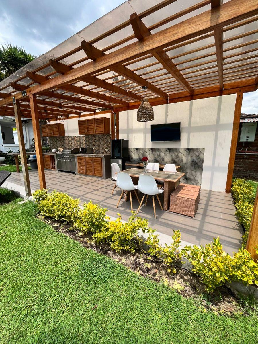 Vendo Casa con Piscina Espectacular - Puembo — imagen 3