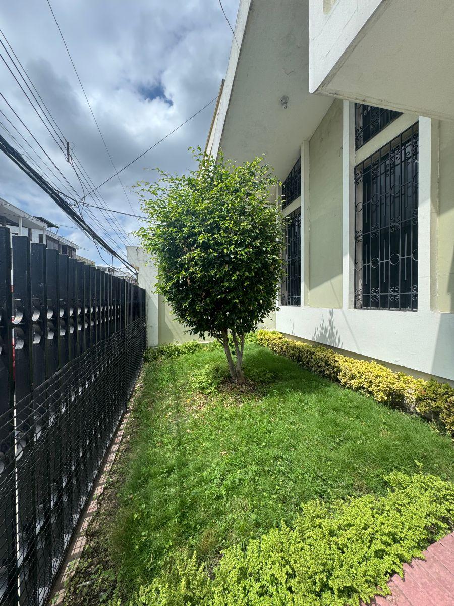 Amplia Casa de 5 Habitaciones con Parqueo Sector Cerrado Kennedy Nueva, Guayas — imagen 7