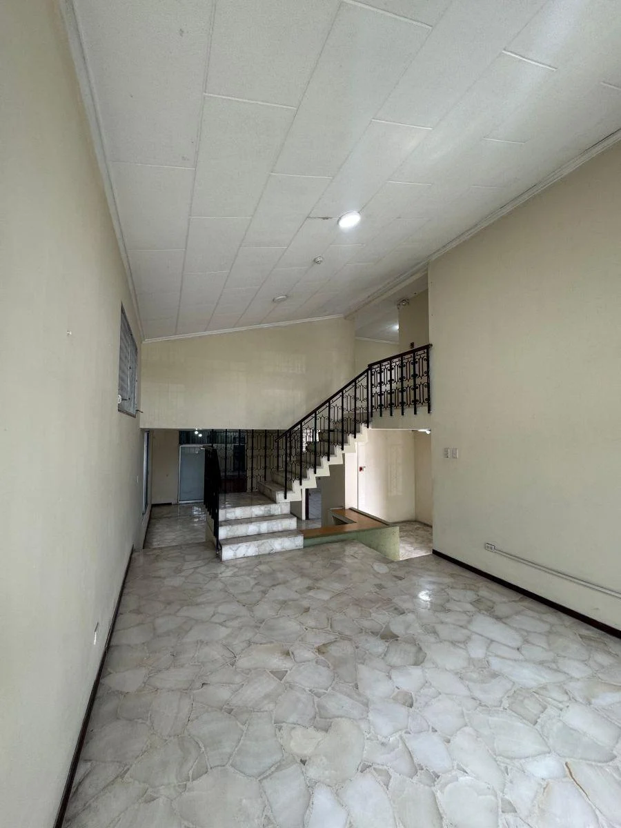 Amplia Casa de 5 Habitaciones con Parqueo Sector Cerrado Kennedy Nueva, Guayas — imagen 4