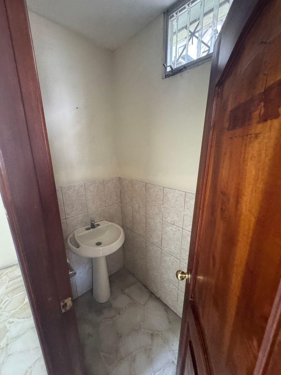 Amplia Casa de 5 Habitaciones con Parqueo Sector Cerrado Kennedy Nueva, Guayas — imagen 3