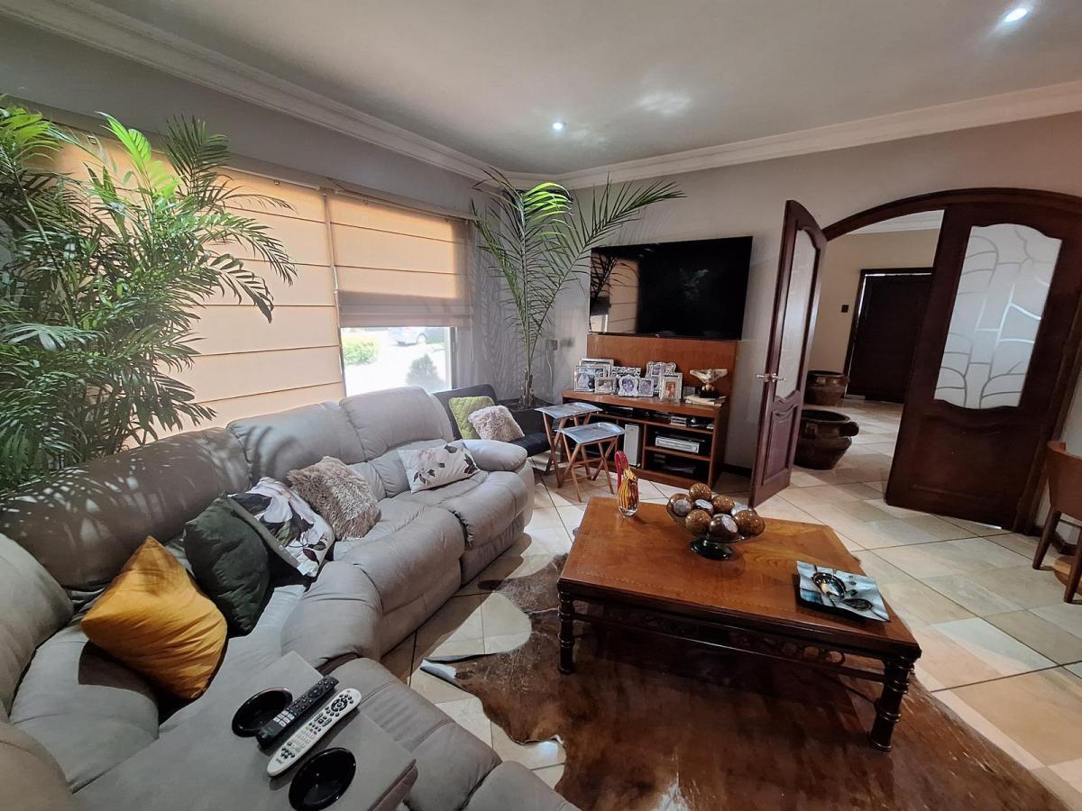 Casa en Venta de 4 Dorm. con Piscina y Vista Al Lago en Urb. El Río, Vía Samborondón, Guayas — imagen 10