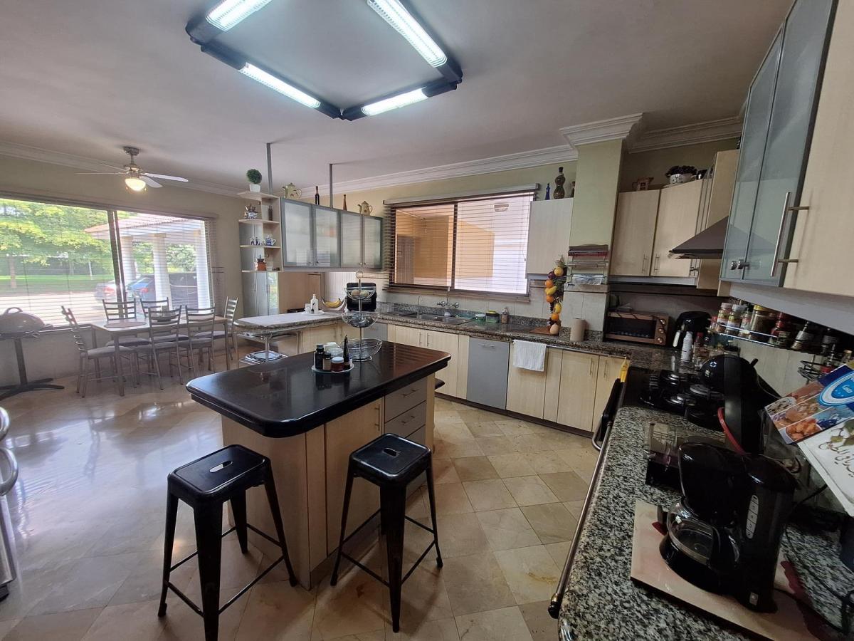 Casa en Venta de 4 Dorm. con Piscina y Vista Al Lago en Urb. El Río, Vía Samborondón, Guayas — imagen 9