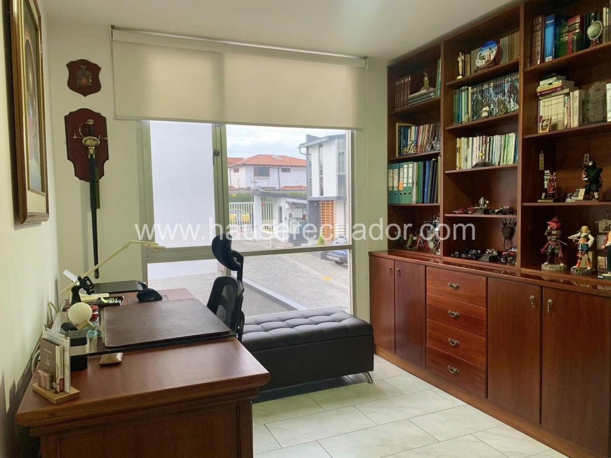 Casa Esquinera en Mirasierra Cerca de Innova Schools |3 Dorm., Patio, Terraza y Seguridad 24/7 — imagen 7