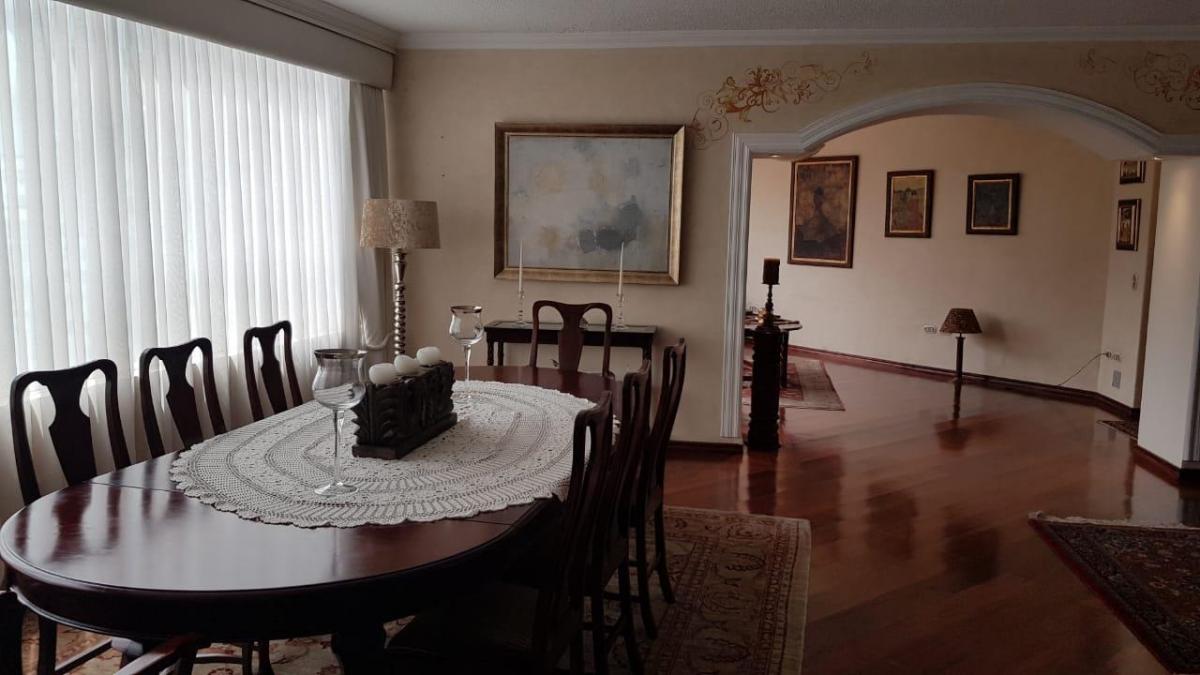 Av Orellana y Av 12 de Octubre, Vendo Apartamento 200 m², 2 Dorm. Grandes, 2 Garages — imagen 7