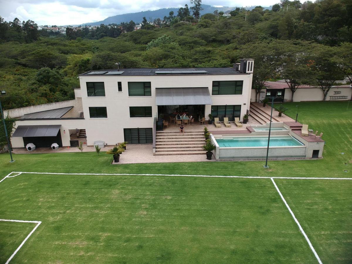 Venta - Bonita Casa de 4 Dorm. con Cancha de Futbol - Cumbaya — imagen 7