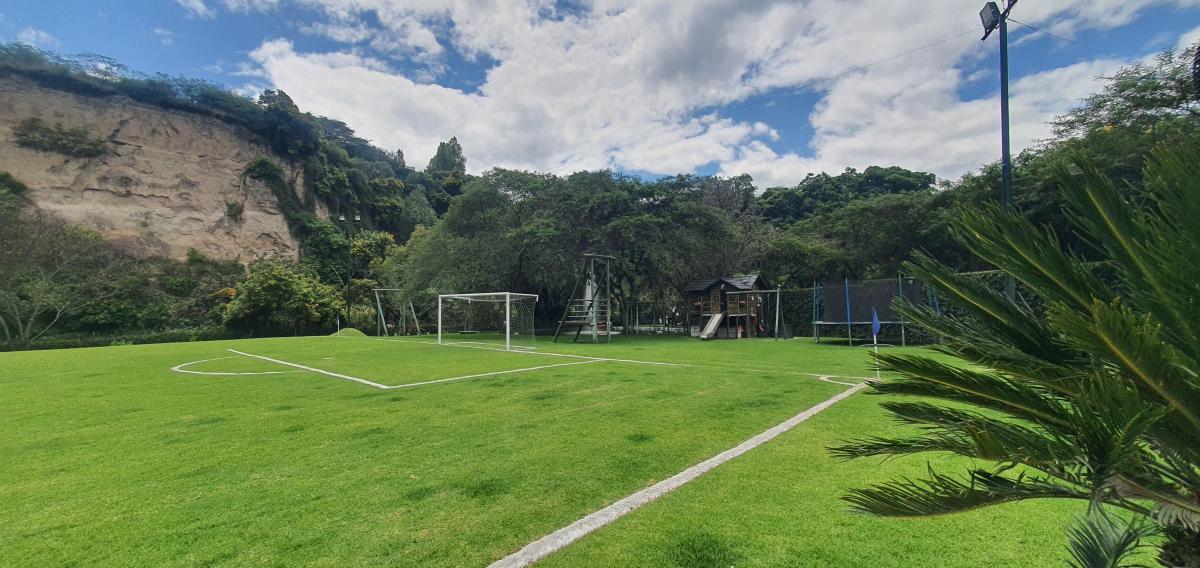 Venta - Bonita Casa de 4 Dorm. con Cancha de Futbol - Cumbaya — imagen 5