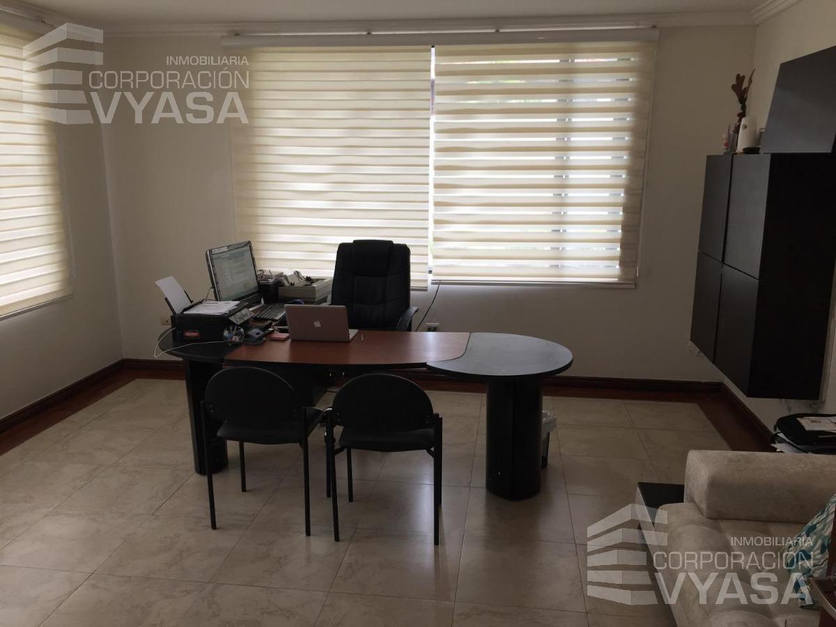 Mitad del Mundo - Urb. Jardines de La Pampa, Hermosa Casa en Venta de 482 m² — imagen 6