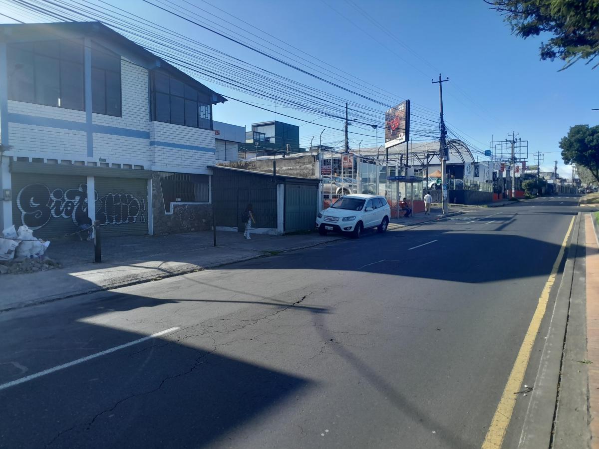 Vendo Casa Comercial Av Amazonas, Frente Parque Bicentenario y Metro Labrador. Provincia de Pichincha — imagen 8