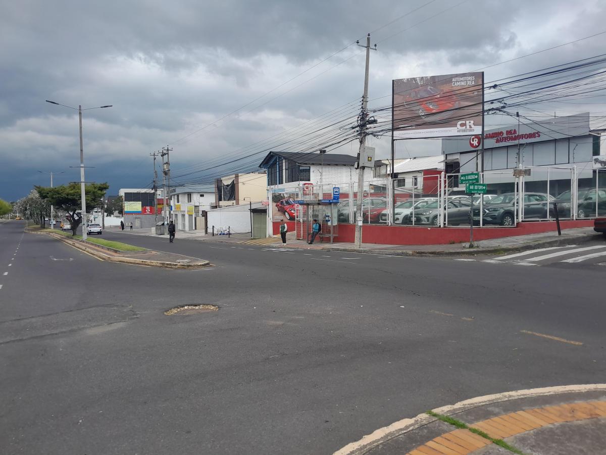 Vendo Casa Comercial Av Amazonas, Frente Parque Bicentenario y Metro Labrador. Provincia de Pichincha — imagen 3