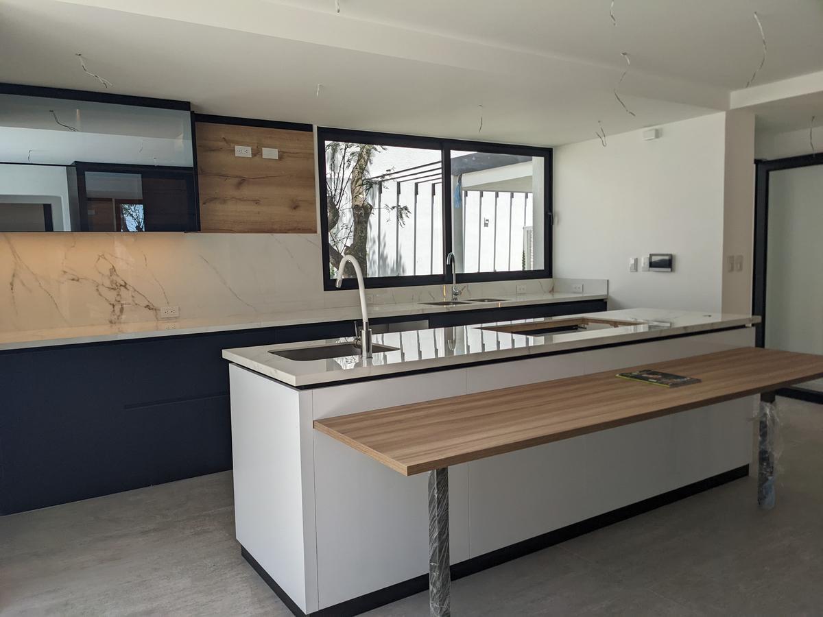 Venta Espectacular Casa 4 Dorm., Piscina, Urbanización Exclusiva de Nayón — imagen 9