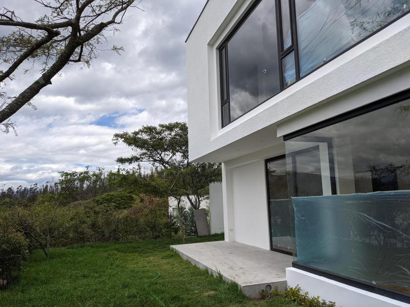 Venta Espectacular Casa 4 Dorm., Piscina, Urbanización Exclusiva de Nayón — imagen 4