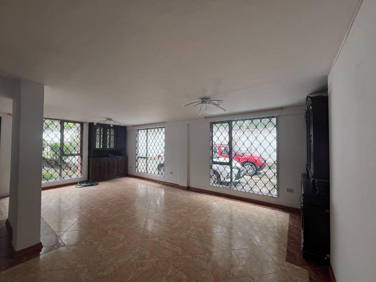 Casa Esquinera Dentro de Conjunto en Sector El Condado — imagen 8