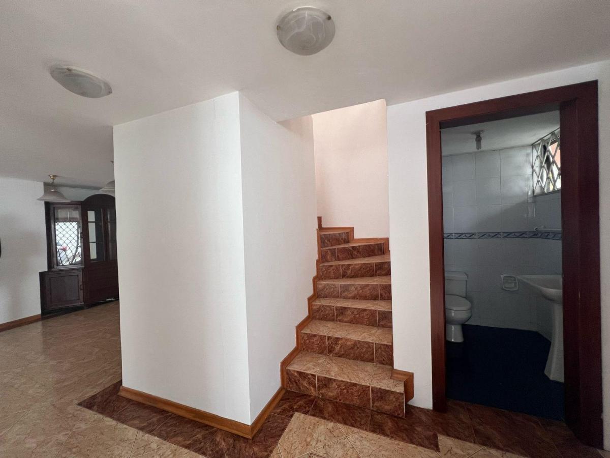Casa Esquinera Dentro de Conjunto en Sector El Condado — imagen 5