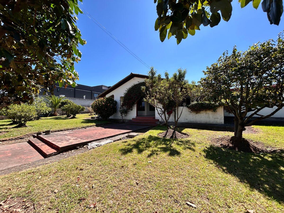 Espectacular Terreno con Casa en El Valle de Los Chillos — imagen 10