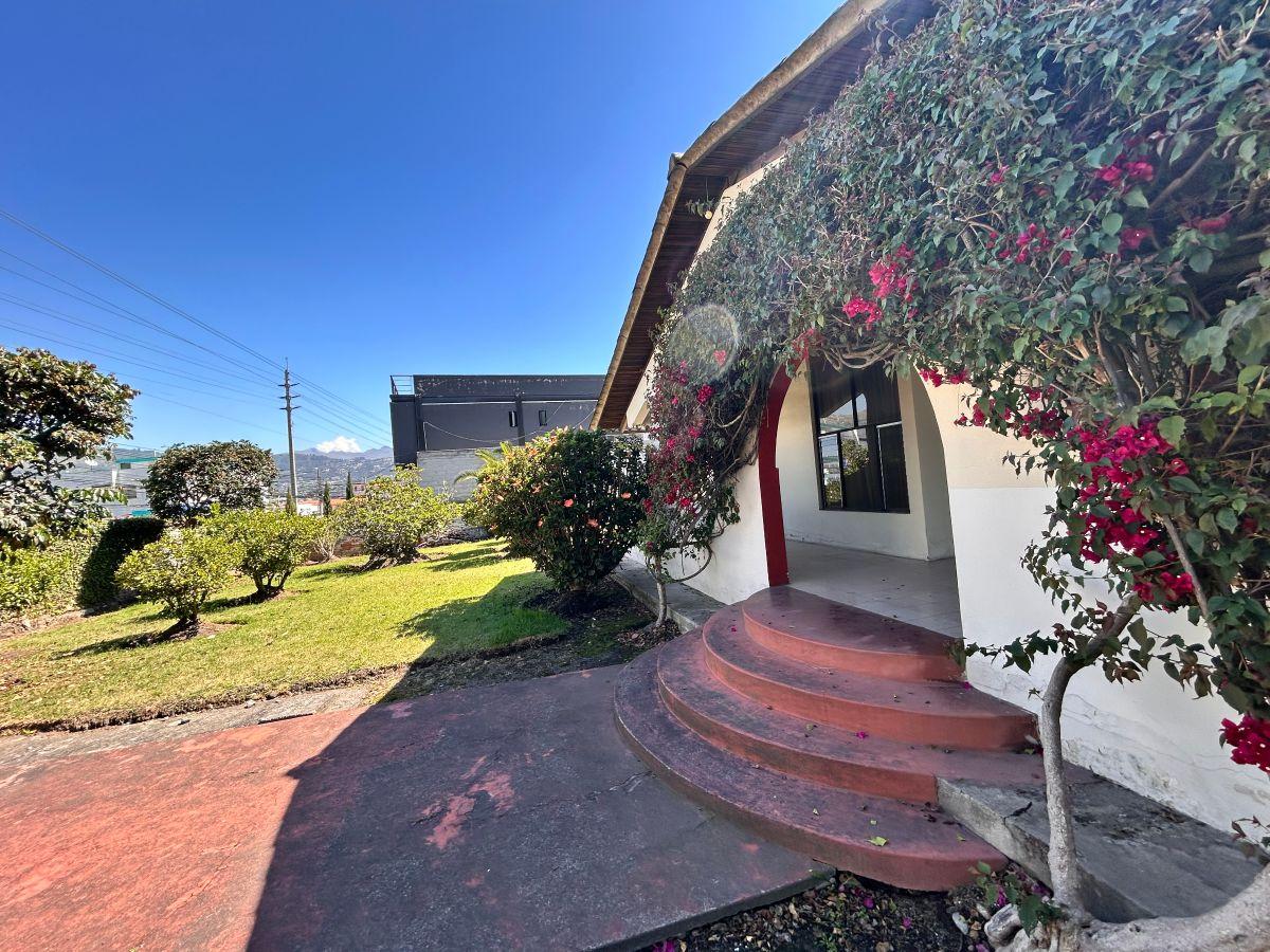Espectacular Terreno con Casa en El Valle de Los Chillos — imagen 9