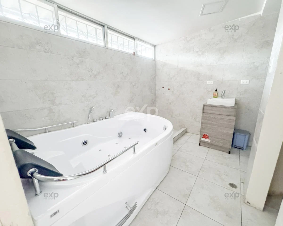 Amplia Casa en Venta – Sector La Kennedy, Quito — imagen 3