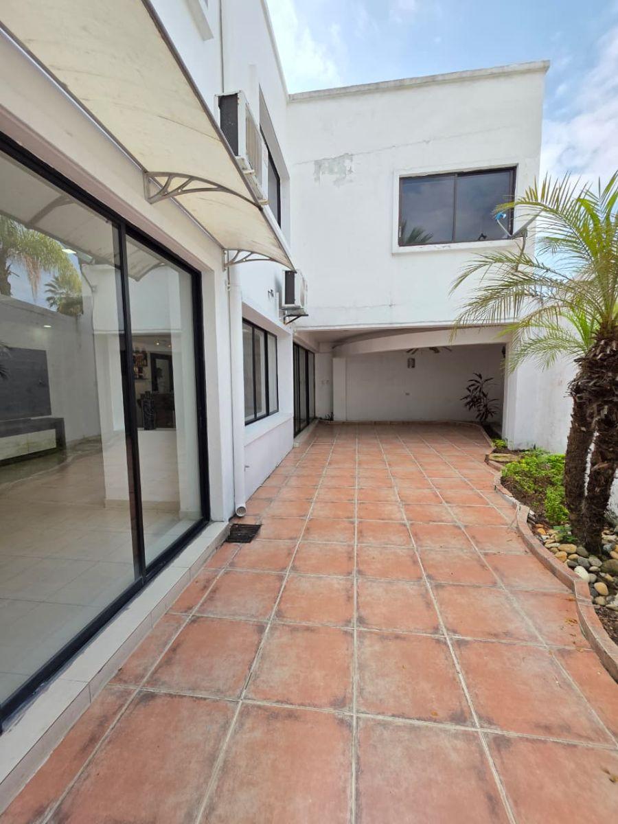 Exclusiva Casa en Venta en Urb. Alamo Km 2.5 Samborondon, Guayas — imagen 9
