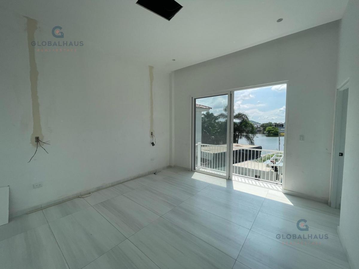 Venta de Casa en Samborondón, Urb. La Laguna, 3 Habitaciones, Piscina. S. C. Guayas — imagen 9