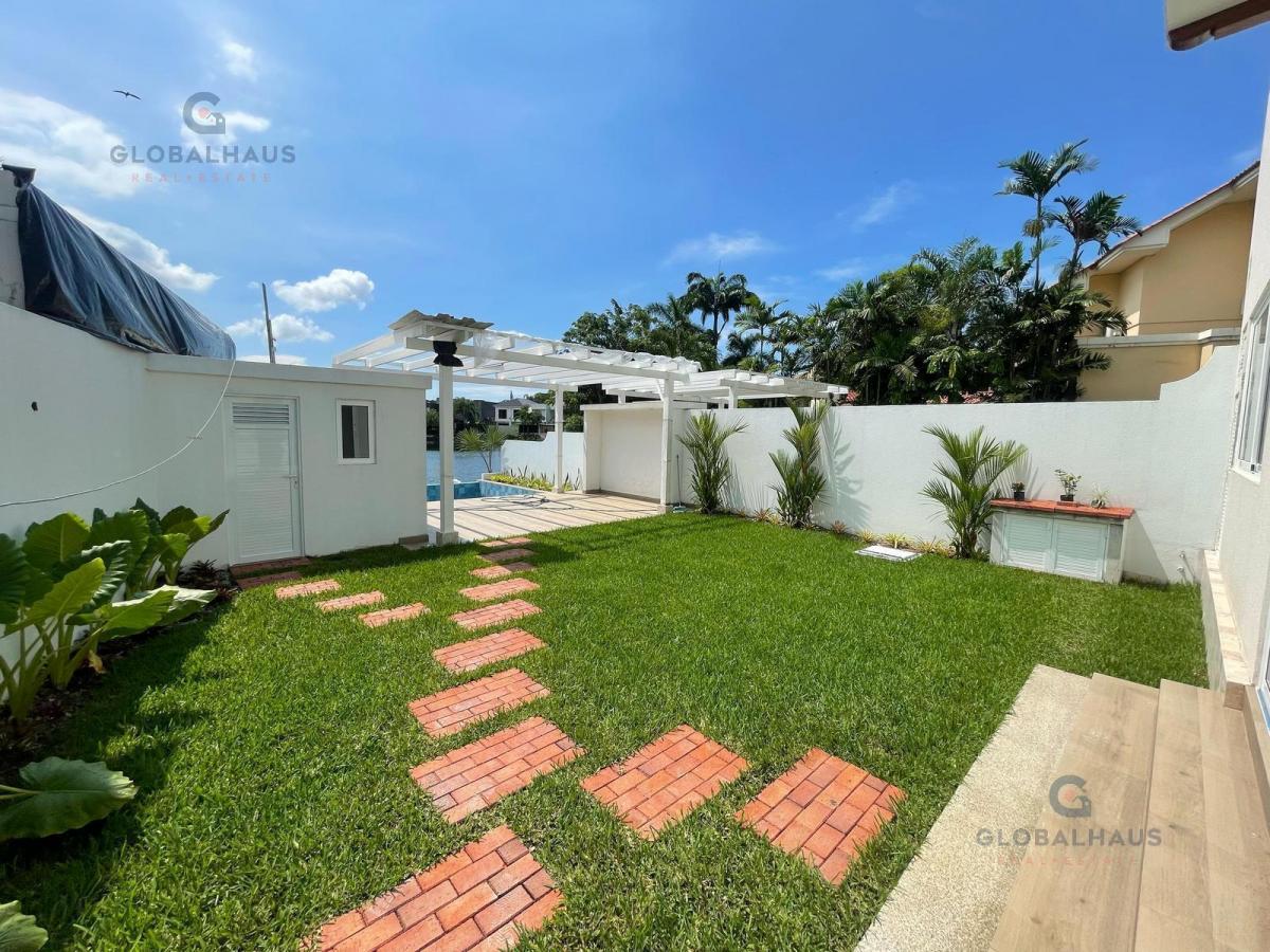Venta de Casa en Samborondón, Urb. La Laguna, 3 Habitaciones, Piscina. S. C. Guayas — imagen 3