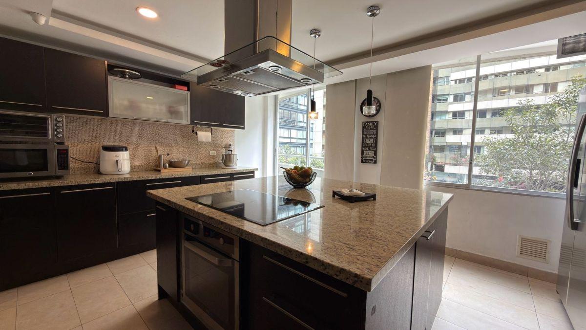 Departamento de Venta, Duplex, 3 Dorm., Estudio. Av Eloy Alfaro y Catalina Aldaz — imagen 5