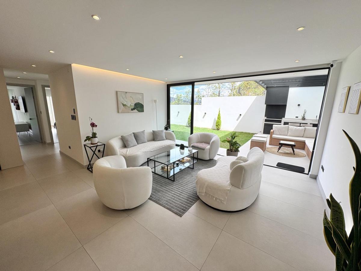 Departamento Nuevo con Patio y Balcón de Venta en Cumbaya Sector Yanarazapata — imagen 7