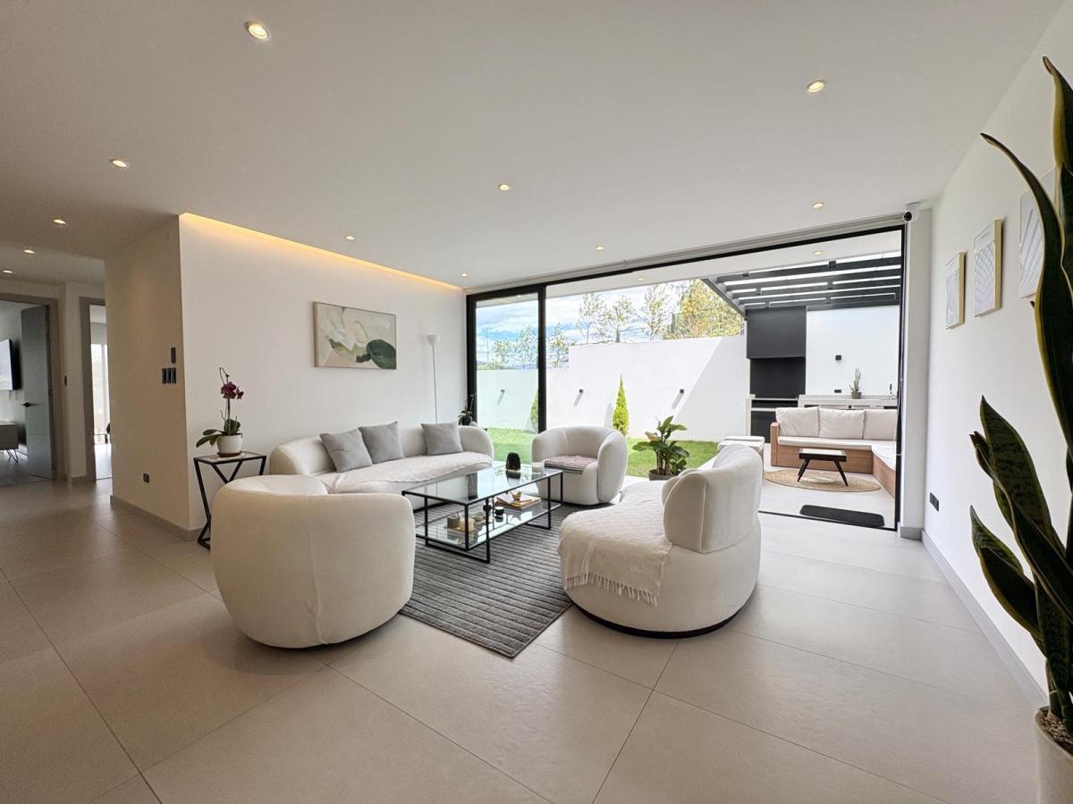 Departamento Nuevo con Patio y Balcón de Venta en Cumbaya Sector Yanarazapata — imagen 6
