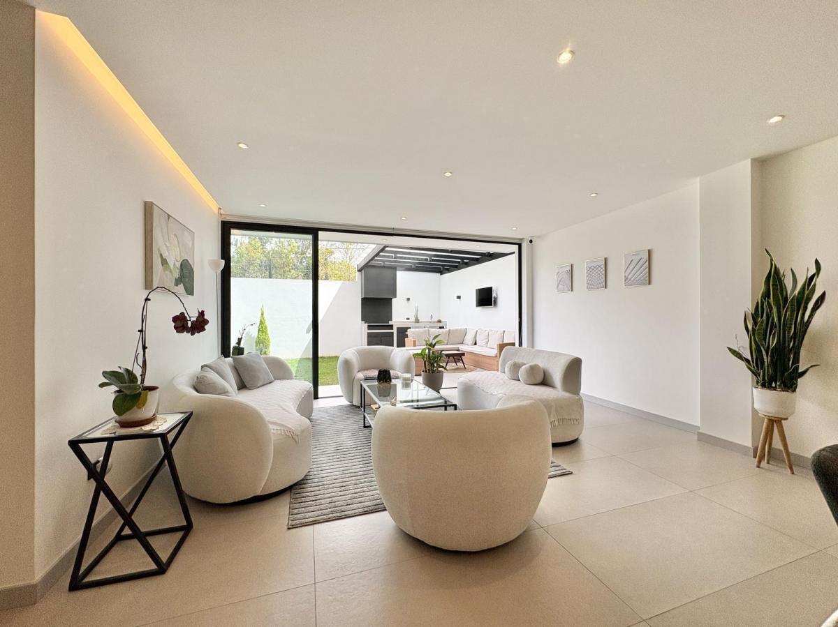 Departamento Nuevo con Patio y Balcón de Venta en Cumbaya Sector Yanarazapata — imagen 5