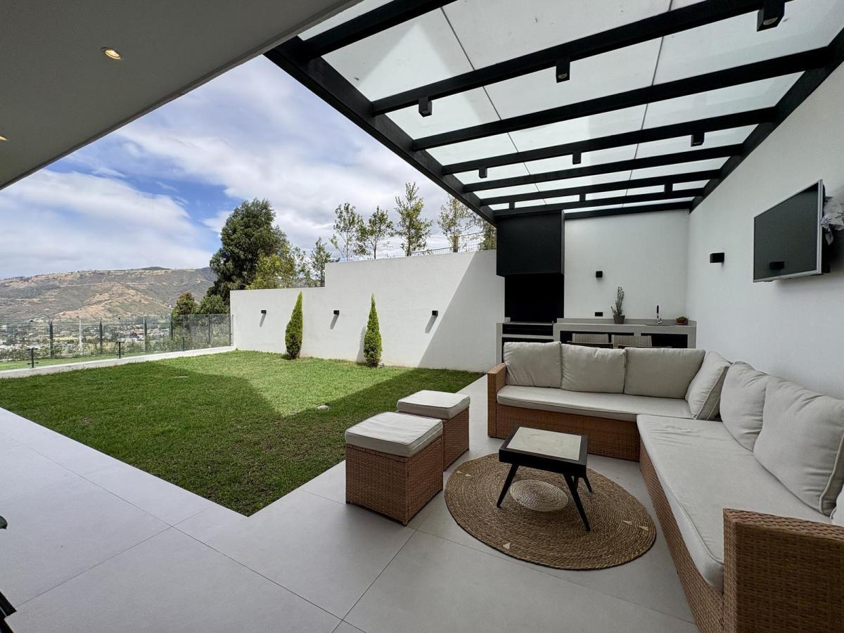 Departamento Nuevo con Patio y Balcón de Venta en Cumbaya Sector Yanarazapata — imagen 4