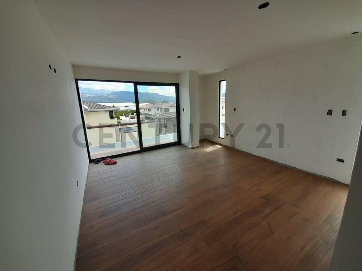 Amplio Departamento de Venta, Mirasierra, Los Chillos — imagen 3